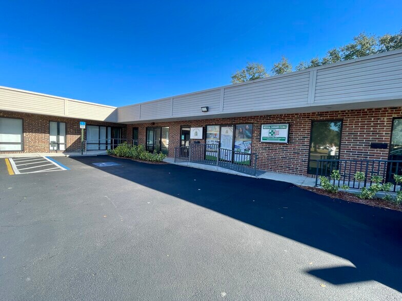 More Photos Of 2119 W Brandon Blvd, Brandon Storefront Retail Office For Lease
