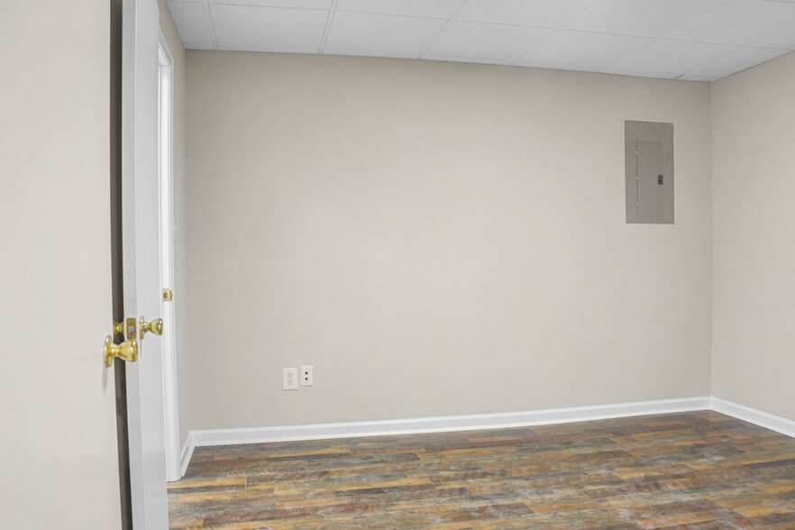 More Photos Of 300 E Gold St, Kings Mountain Office For Lease