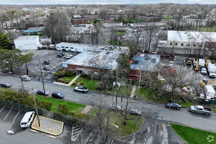 More Photos Of 400-450 Swenson Dr, Kenilworth Warehouse For Sale