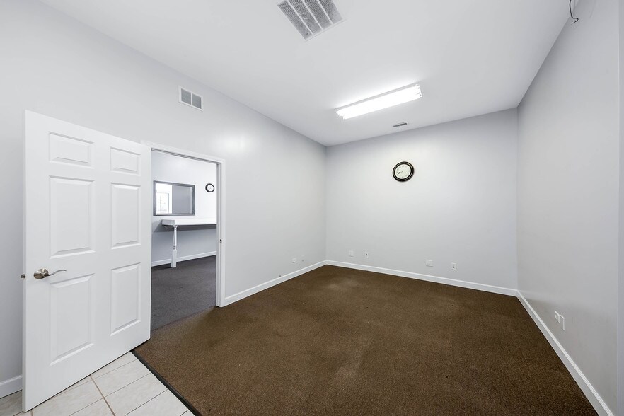 More Photos Of 2551 W Division St, Joliet Office For Lease