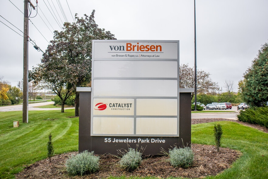 More Photos Of 55 Jewelers Park Dr, Neenah Office For Lease