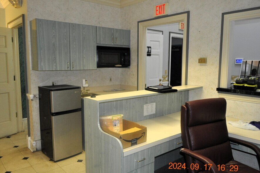 More Photos Of 2224 E Fayette St, Baltimore Warehouse For Lease