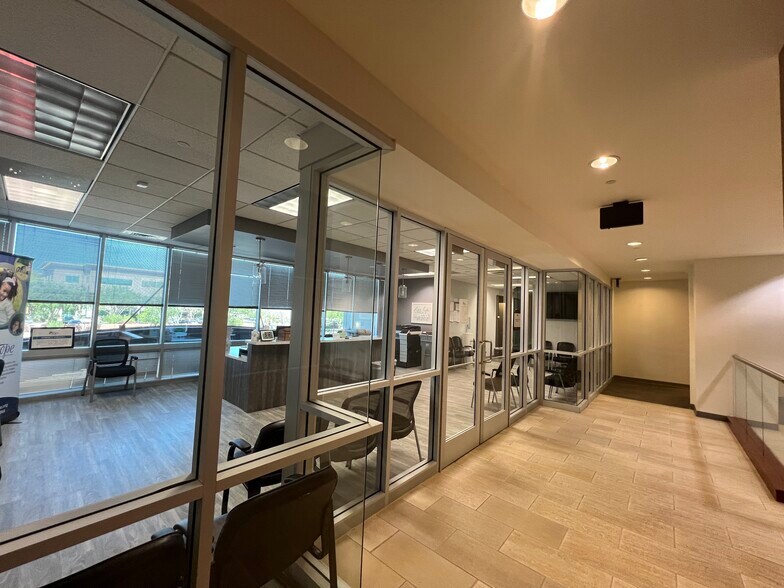 More Photos Of 5701 W Talavi Blvd, Glendale Office For Lease