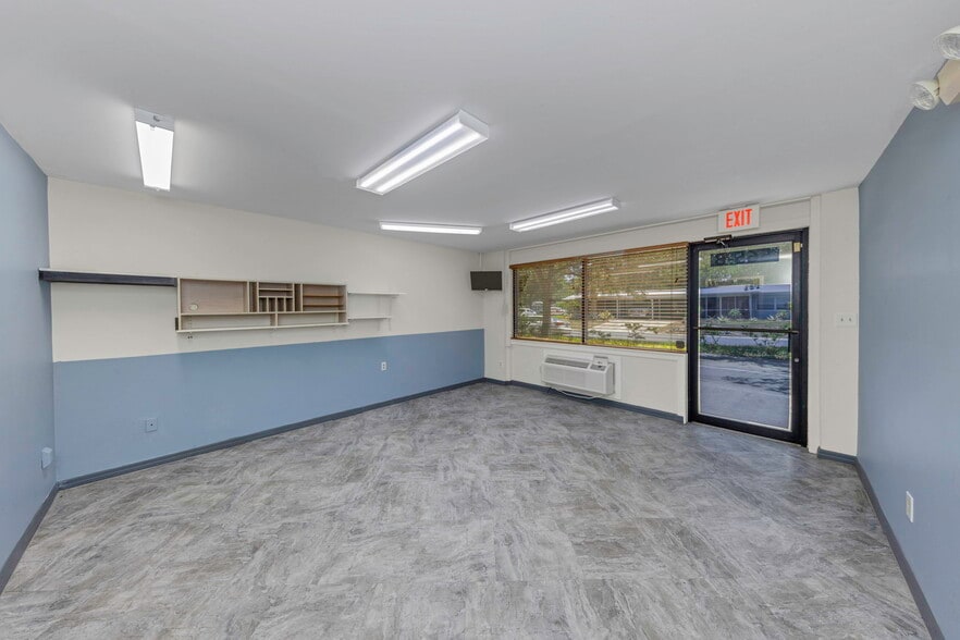 More Photos Of 565 Frederica Ln, Dunedin Warehouse For Lease