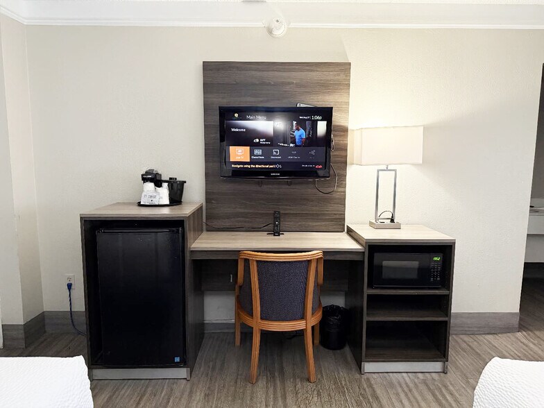 More Photos Of 11033 W Gateway Blvd, El Paso Hotel For Sale