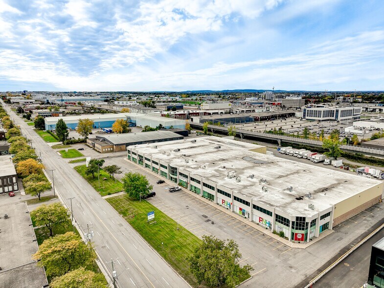 More Photos Of 1925-1985 Boul Hymus, Dorval Light Distribution For Lease