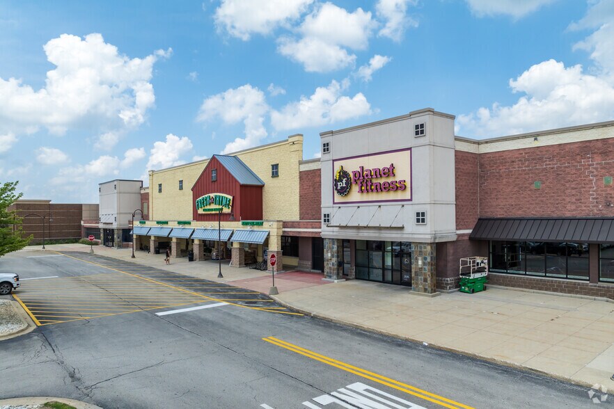 More Photos Of 5320-5360 Northwest Hwy, Crystal Lake General Retail For Lease