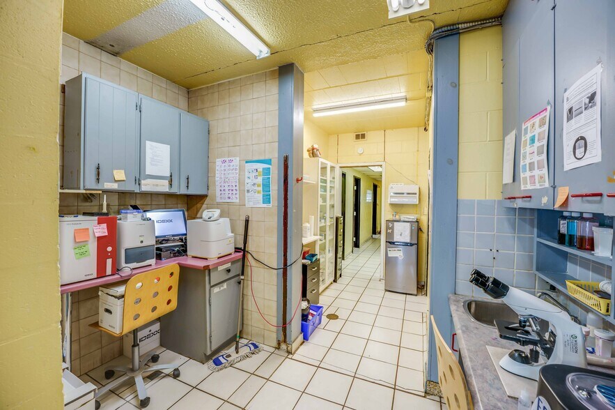 More Photos Of 475 Enfield Rd, Burlington Veterinarian Kennel For Sale