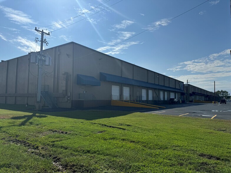 More Photos Of 4005-4007 W 11th St, Houston Distribution For Lease