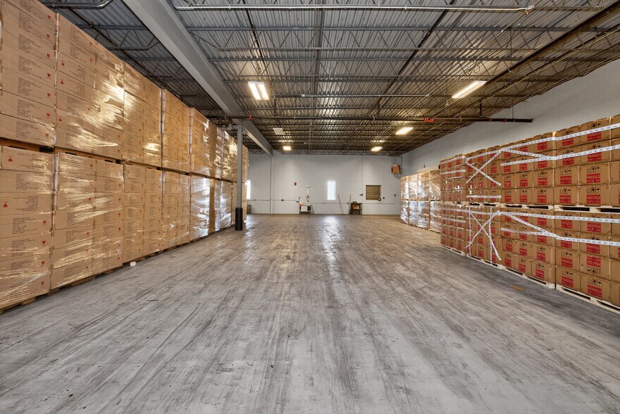 More Photos Of 1017 E 7th St N, Newton Office For Sale