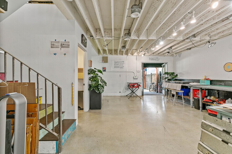 More Photos Of 10542 Burbank Blvd, North Hollywood Storefront Retail Office For Sale