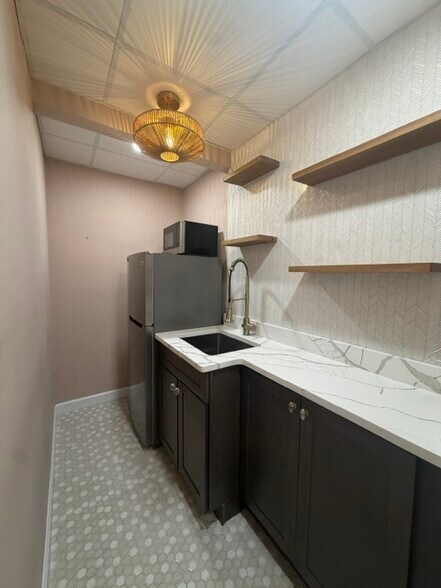 More Photos Of 425 E Crossville Rd, Roswell Office Residential For Lease