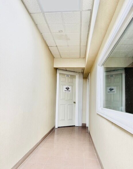 More Photos Of 168 Railroad St, Huntington Manufacturing For Lease