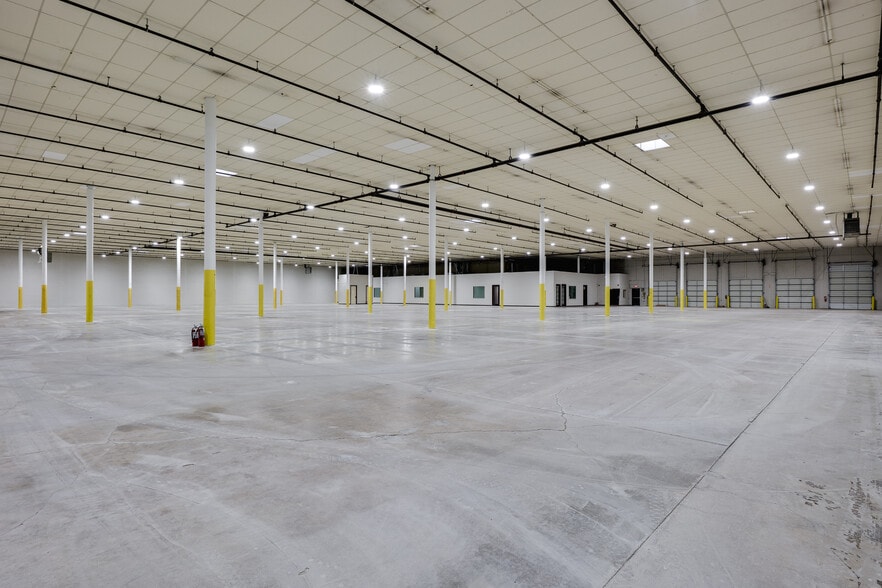 More Photos Of 5124 Sharp St, Dallas Distribution For Lease