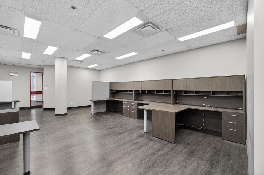 More Photos Of 455 Boul Fénelon, Dorval Medical For Lease