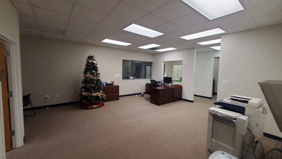 More Photos Of 555 Hospital Dr, Warrenton Office For Sale