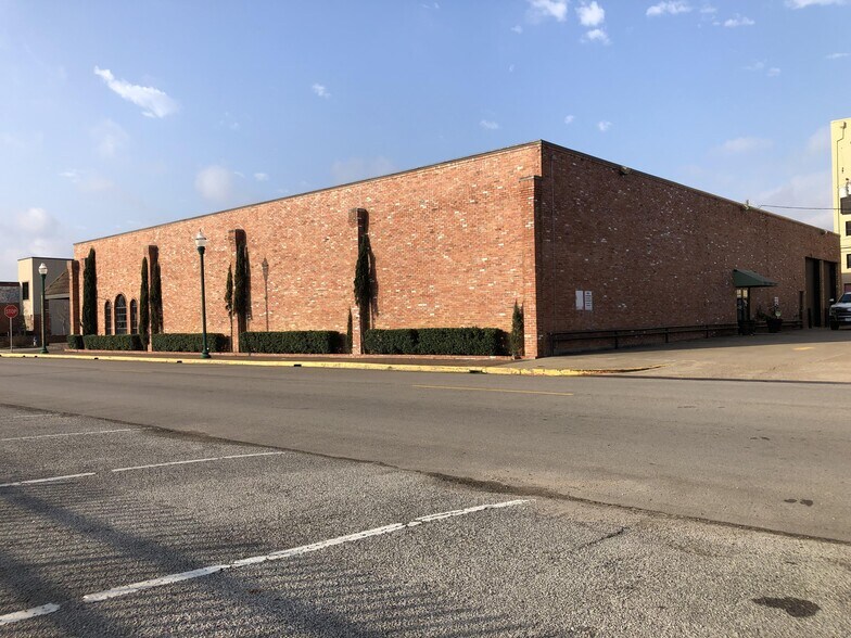 More Photos Of 201 N Pacific St, Conroe Freestanding For Lease