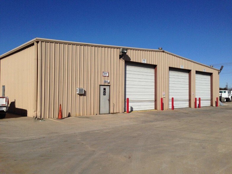 More Photos Of 2817 Braswell Dr, Fort Worth Distribution For Lease