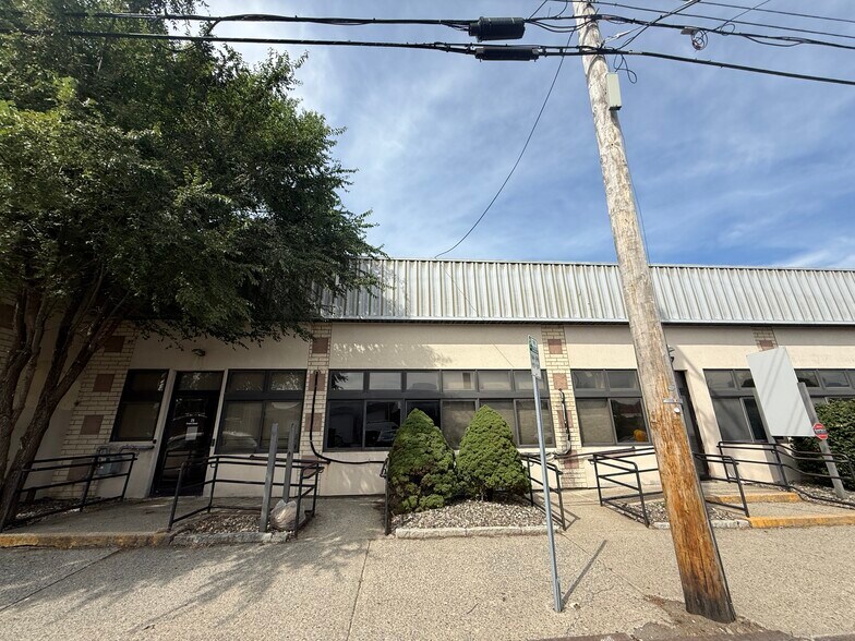 More Photos Of 23 Grand St, Kingston Office For Sale