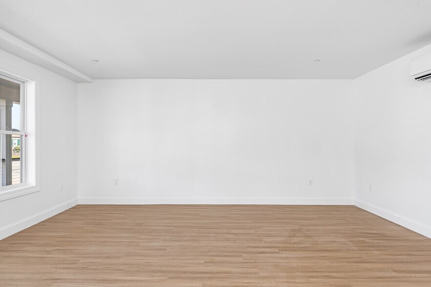 More Photos Of 44 Williams Ave, Mystic General Retail For Sale