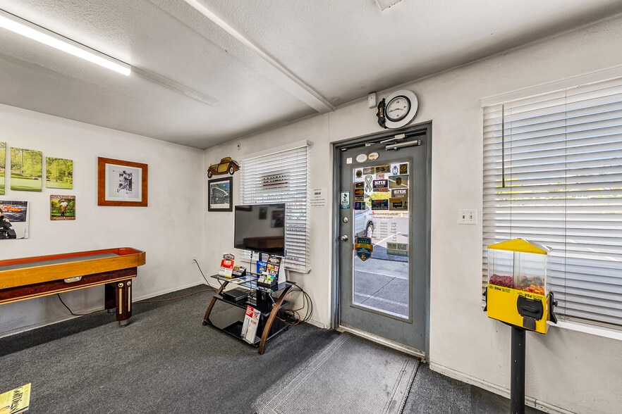 More Photos Of 3811 Crater Lake Hwy, Medford Warehouse For Sale