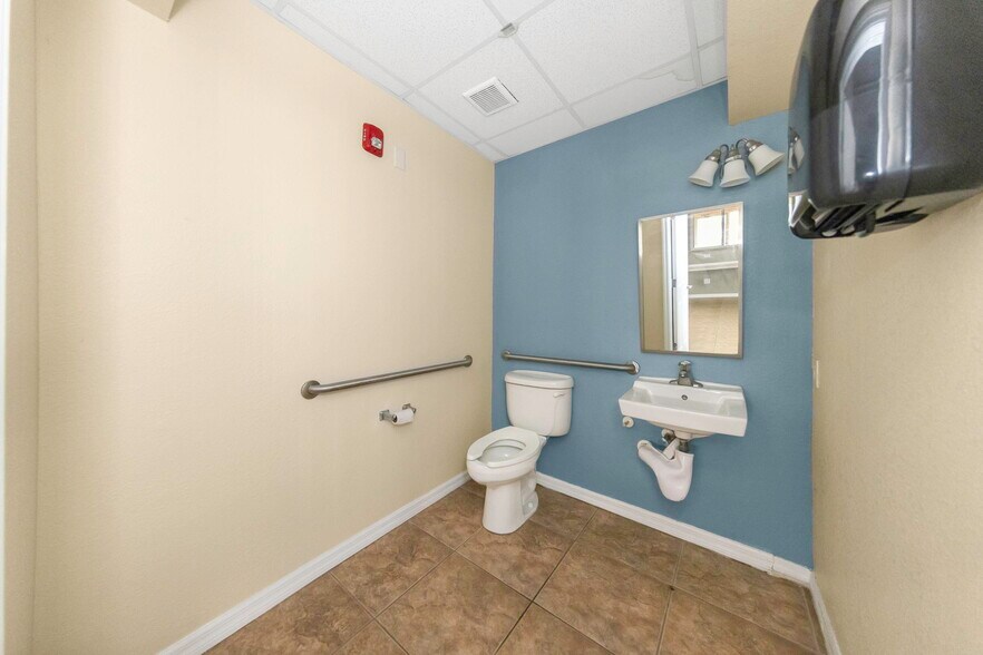 More Photos Of 655 N Indiana Ave, Englewood Medical For Sale