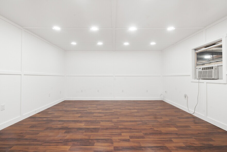 More Photos Of 320 Warfield Ave, Venice Warehouse For Sale