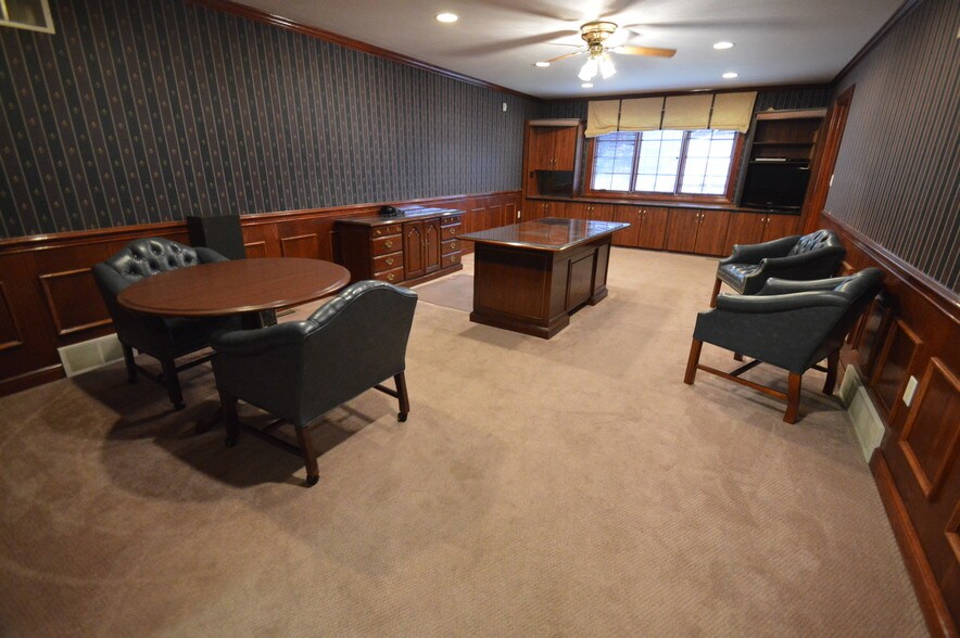 More Photos Of 10314 Main St, New Middletown Flex For Lease