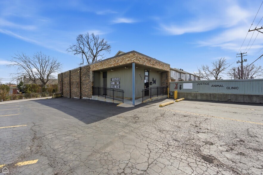 More Photos Of 8507 S Roberts Rd, Justice Veterinarian Kennel For Sale