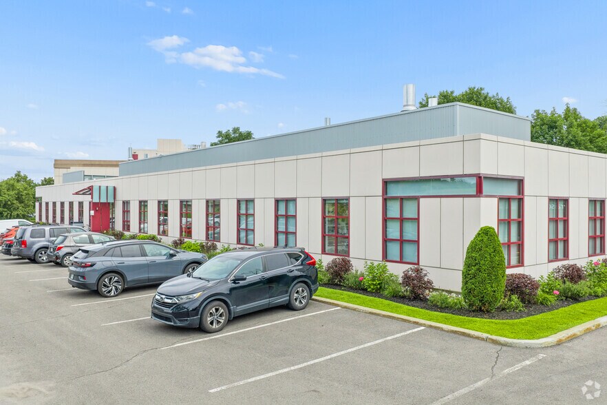 More Photos Of 275 Boul Armand-Frappier, Laval Office For Lease