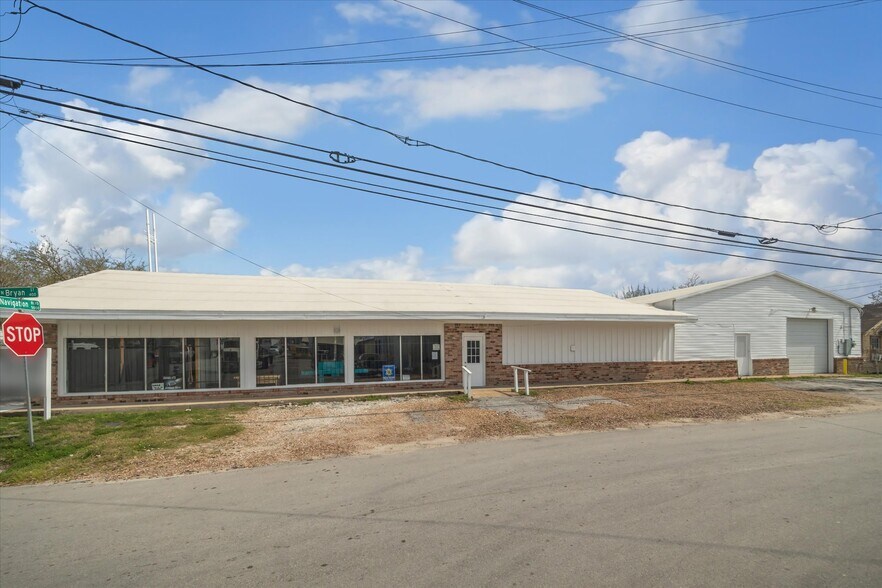 More Photos Of 5002 Navigation Blvd, Houston Freestanding For Lease