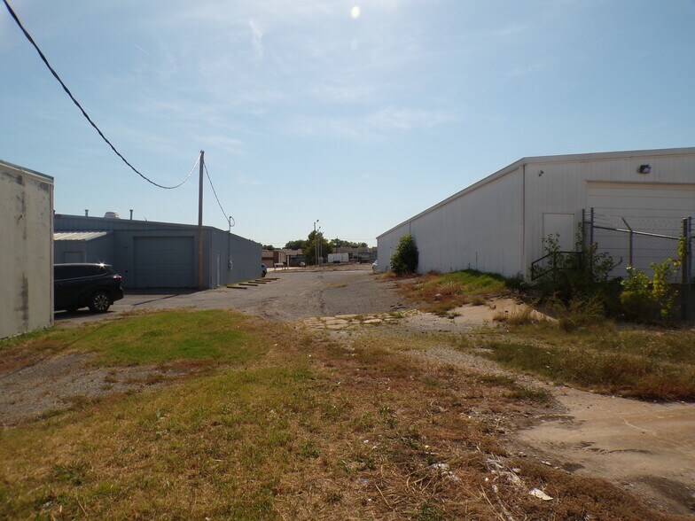 More Photos Of 7619-7621 E 46th Pl, Tulsa Showroom For Sale