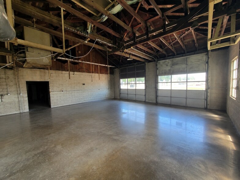 More Photos Of 425 W Market St, Red Bud Flex For Sale