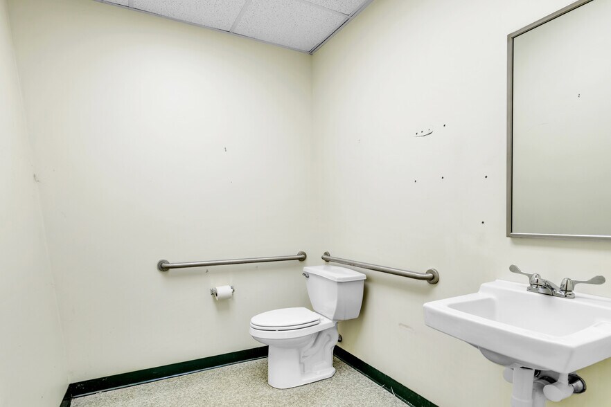 More Photos Of 1361 Memorial Dr, Chicopee Veterinarian Kennel For Sale