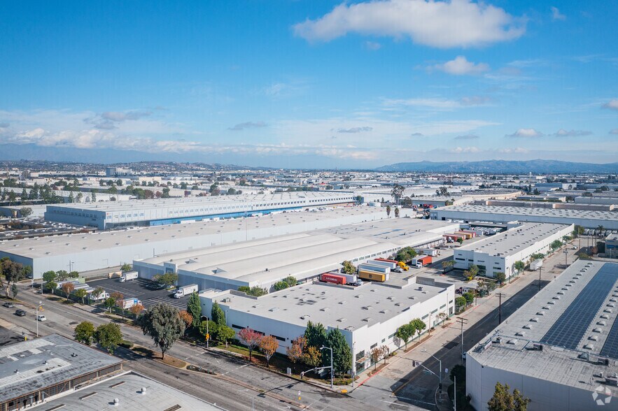 More Photos Of 5709 E 61st St, Commerce Warehouse For Lease