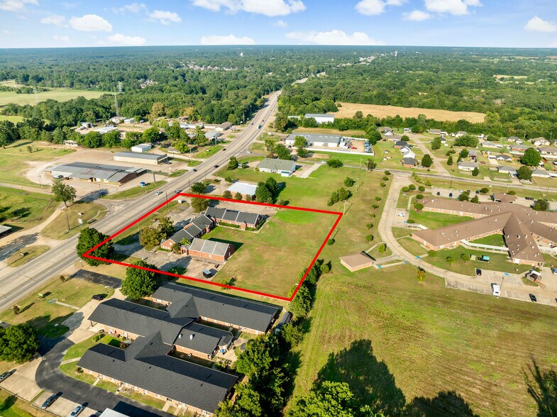 More Photos Of 4550 Lamar Ave, Paris Rehabilitation Center For Lease