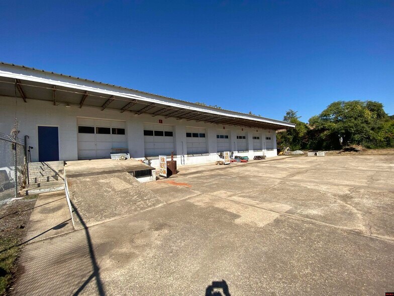 More Photos Of 209 E Wade Ave, Mountain Home Distribution For Sale