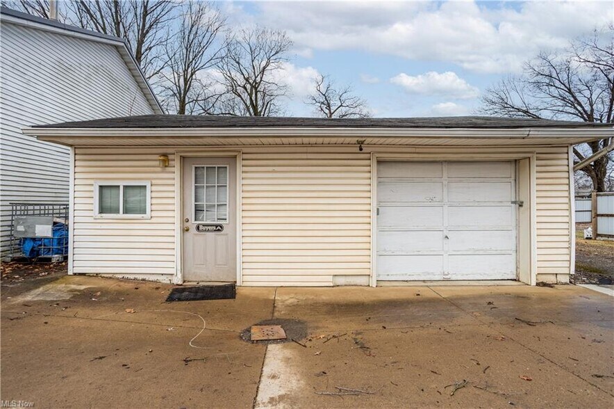 More Photos Of 15355 Old Lincoln Way, Dalton Light Manufacturing For Sale