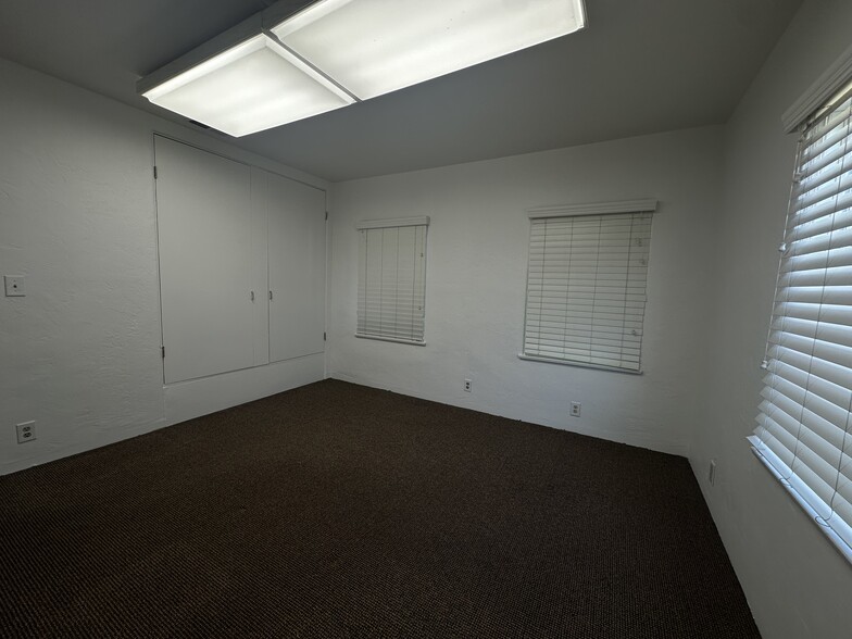 More Photos Of 2017 Brundage Ln, Bakersfield Office Residential For Lease