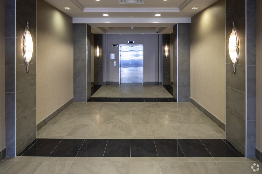 More Photos Of 2295 Bristol Cir, Oakville Office For Lease