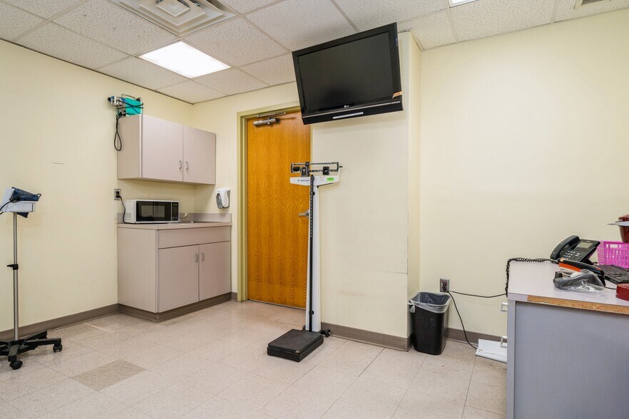 More Photos Of 680 Broadway, Paterson Hospital For Lease