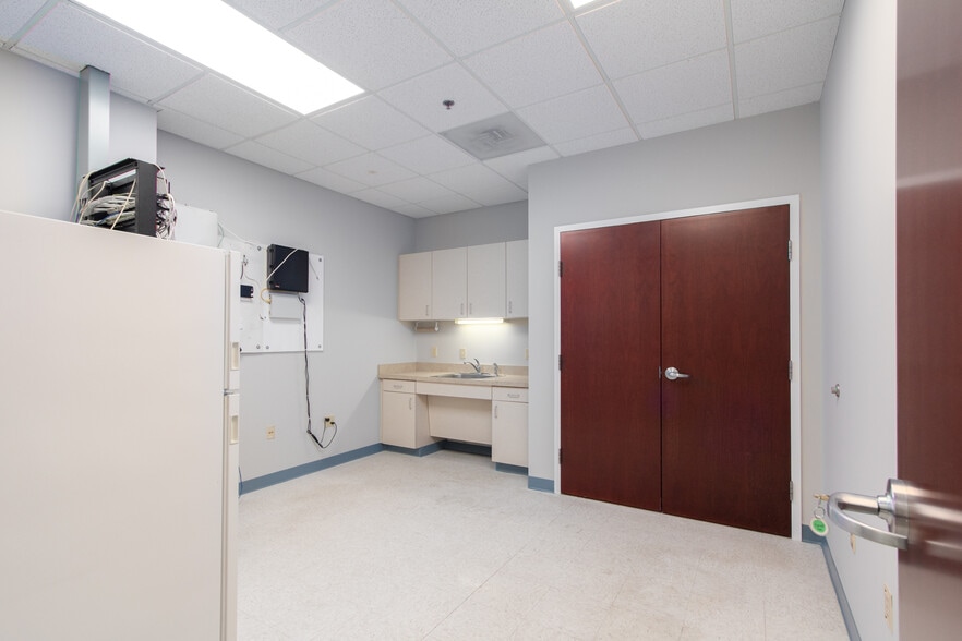 More Photos Of 21351 Gentry Dr, Sterling Office For Sale