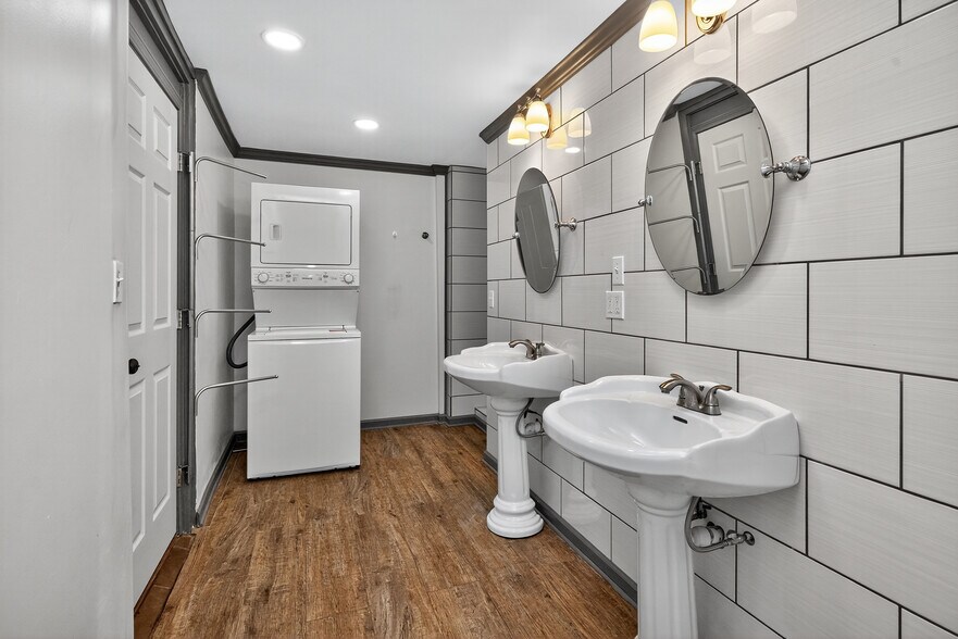 More Photos Of 102 W High St, Lexington General Retail For Sale