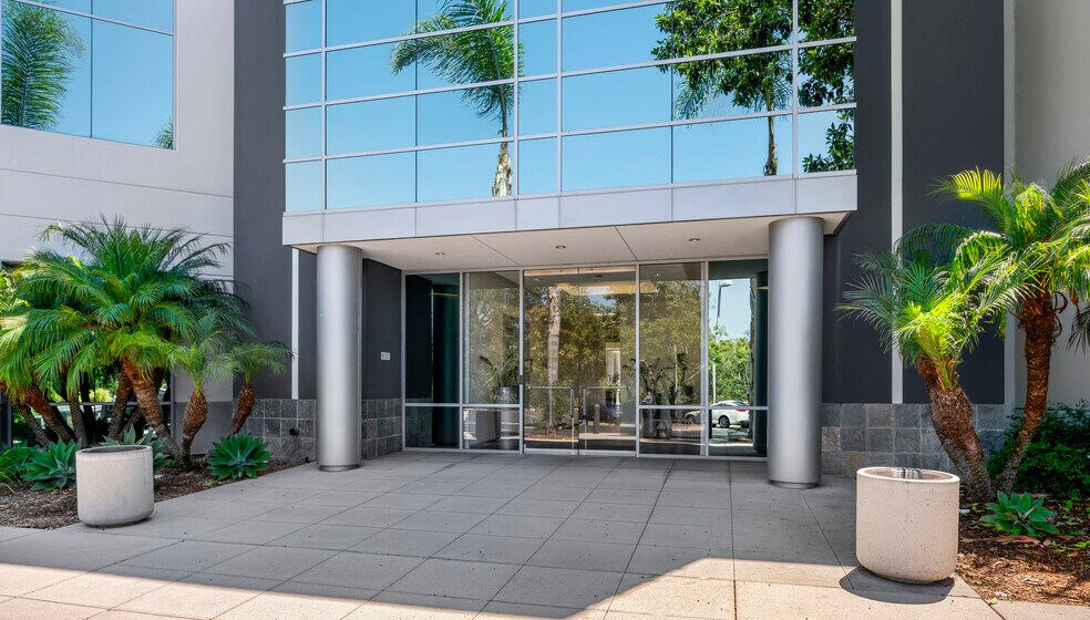 More Photos Of 6005 Hidden Valley Rd, Carlsbad Office For Lease