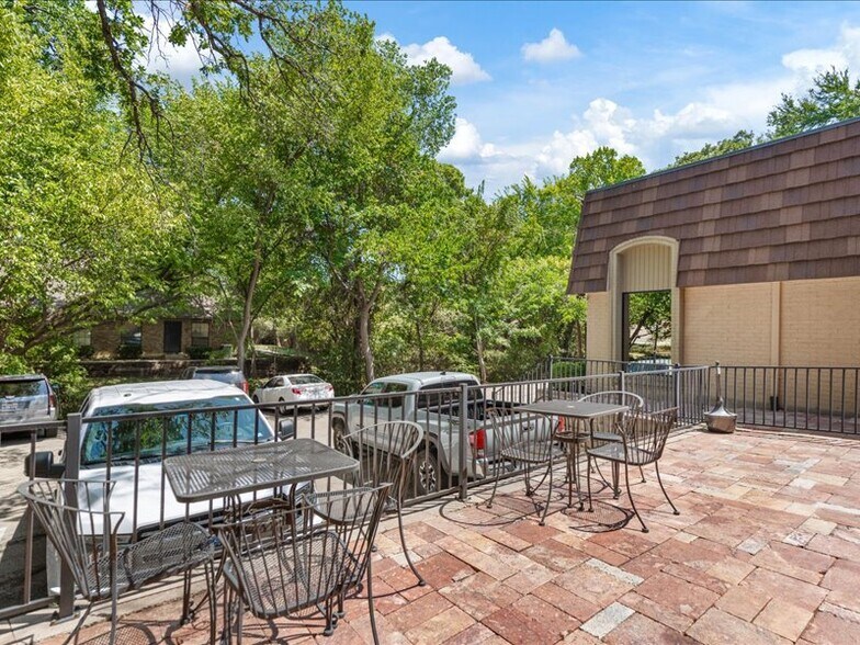 More Photos Of 2020 W Northwest Hwy, Grapevine Office For Lease