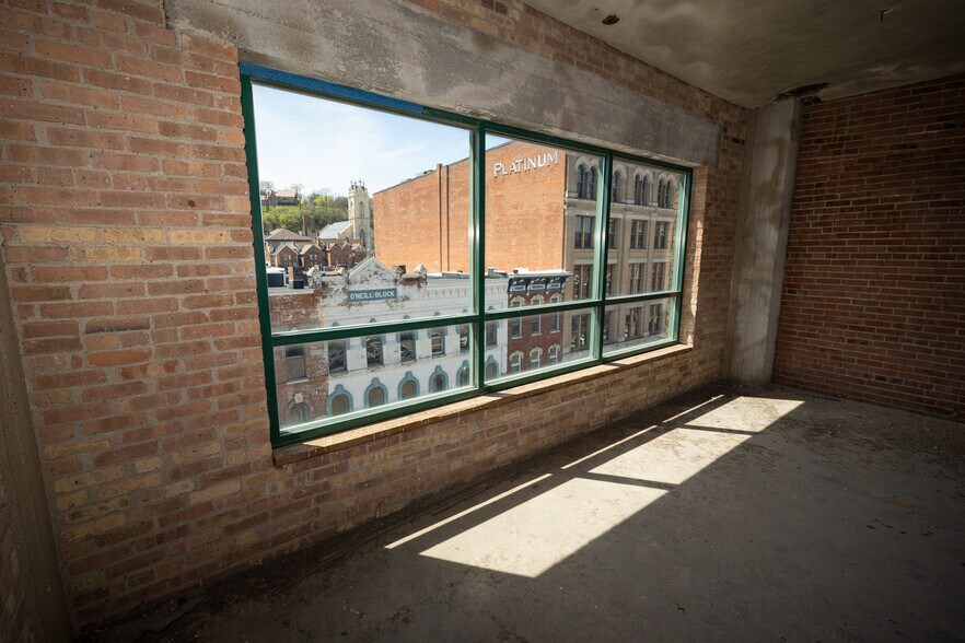 More Photos Of 100 Main St, Dubuque Flex For Sale