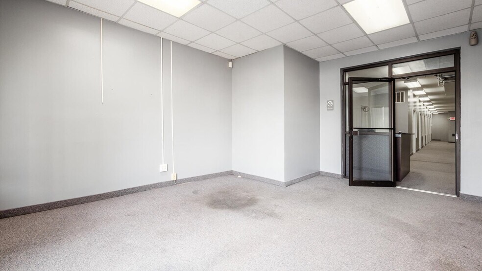 More Photos Of 927 Wheeling Ave, Cambridge Medical For Lease