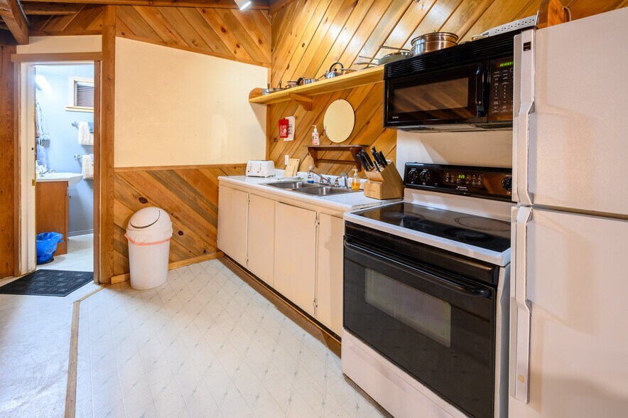 More Photos Of 109455 Highway 97 N, Chemult Hotel For Sale