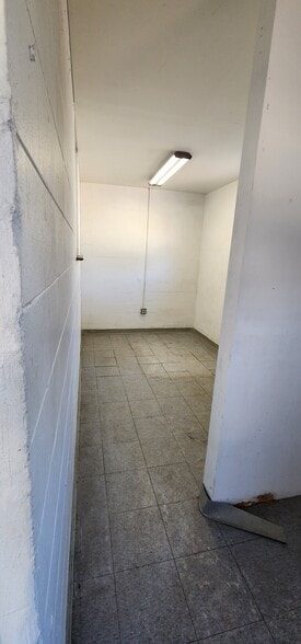 More Photos Of 284 S Center St, Pierson Auto Repair For Lease