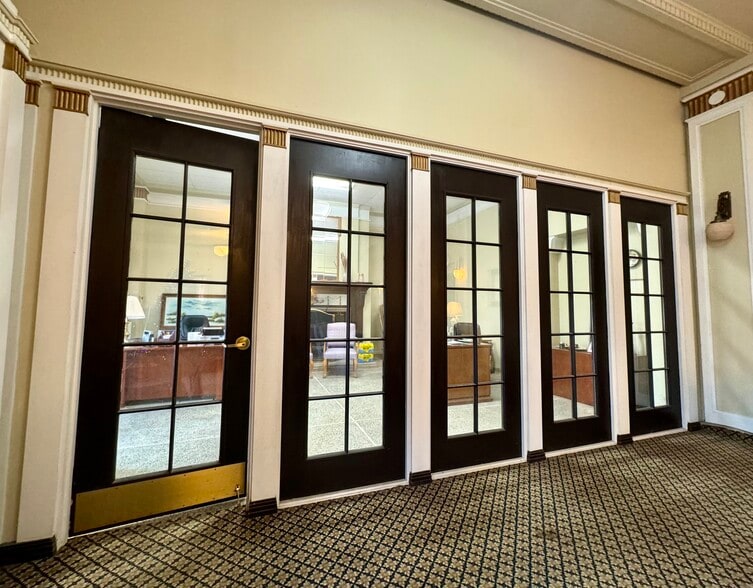More Photos Of 118 E Court St, Paris Hotel For Sale